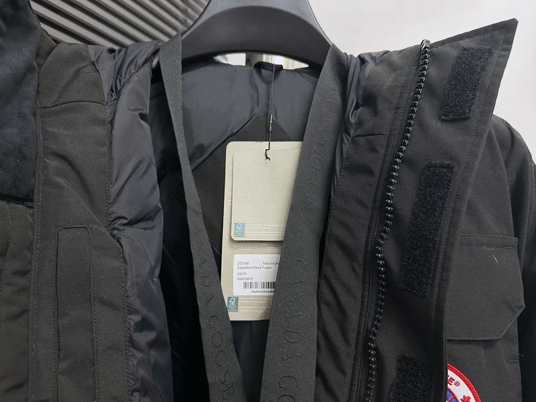 P780 top purchasing version black (wolf hair quality optional) 🇨🇦CANADA GOOES 24 new models 08/couple models Factory direct supply: supplying global purchasing agents, micro-businesses, entities, Tmall, high-end stalls and studio cooperation, free shipping! Canada Goose Expedition Parka 2008 is the same style for men and women. It is mid-length and the most timeless classic. All Arctic and Antarctic scientific expedition teams choose Canada Goose as their cold-proof equipment. It is the Rolls-Royce of down jackets. ➖ Industry-leading anti-counterfeiting chip sensing. ➖ Imported Behringer embroidery machines and customized embroidery labels, the highest level and industry leading. ➖ Imported Korean 21-count polyester-cotton blended original fabric, TC85 waterproof coated fabric, water-repellent, windproof and wear-resistant. ➖ The new national standard 80 white duck down is filled with an average of 520 grams of down. The amount of down filled is industry-leading. ➖ 100% nylon lining with double double-layer sealing design to prevent velvet running, and seamless thread design on the cuffs! ➖ Western Canadian Green Wolf Collar. ➖ Yoshida YKK provides original factory-customized electroplated sliders. YKK two-way lockable zippers are tight and smooth and do not peel off paint. ➖ 3M composite Velcro is durable and the accessories and hardware are all custom-made. Note: Our copywriting is only simple and clear. Instead of bragging about the copywriting, it is better to compare and understand with samples. Only for the purest goose, the most dedicated, the most professional, the highest quality, the highest cost performance!  Size:XS-XXL